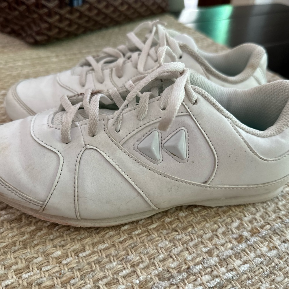 Kids' White Kaepa cheer Sneakers size 6